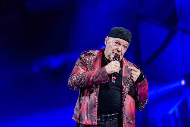 Vasco Rossi Konzert in Bari Vasco Rossi Concert In Bari The singer Vasco Rossi sings during the concert in Bari at the San Nicola stadium on June 22, 2022. Italian singer Vasco Rossi performs during the new tour at the S.Nicola stadium in Bari, Italy on June 23, 2022. For the first time after the reopening after the health emergency, 50,000 have filled the San Nicola stadium. Not only because four years have passed since Vasco Rossi s last concert in Bari, also because of the pandemic Bari Italy  Copyright: xDavidexPischettolax originalFilename: pischettola-notitle220622_npxMj.jpg