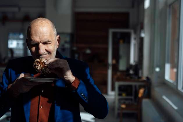 IMAGO Creative: Business - Progressive Geschäftsmodelle Smiling businessman eating snack at office model released, Symbolfoto property released, JOSEF09748
