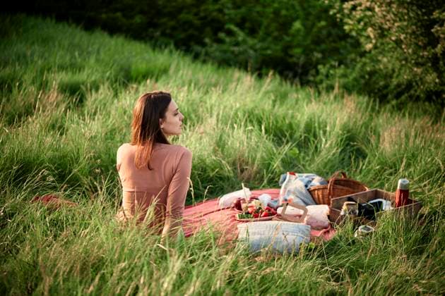 Contemplative woman sitting in field on weekend model released, Symbolfoto, ZEDF04589