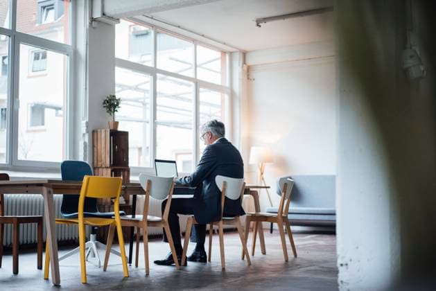 Senior businessman using laptop at desk in office model released, Symbolfoto property released, JOSEF10222