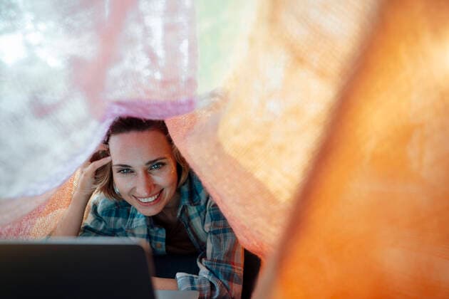 Creative Highlights Symbolbilder Mature woman using laptop under blanket model released, Symbolfoto property released, JOSEF10314