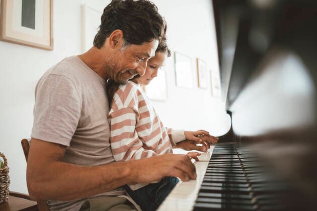 IMAGO Creative: Bildung, Musikerziehung Happy father teaching piano to daughter at home model released, Symbolfoto property released, JOSEF10432