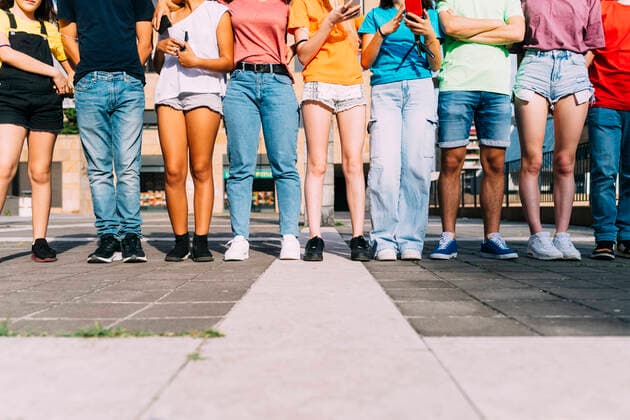 Creative Highlights Symbolbilder Friends standing together on footpath model released, Symbolfoto, MEUF06191