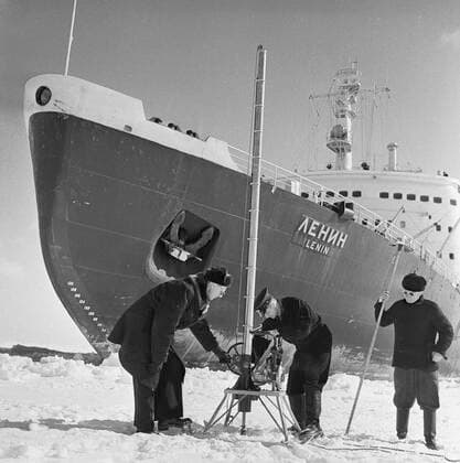Lenin nuclear powered icebreaker in the Arctic 2331720 01.11.1960 Scientists take samples of ice. The first Arctic navigation of the Lenin nuclear powered icebreaker started on August 19, 1960, and lasted for three months and 10 days. Haldei Sputnik Arctic regions  Copyright: xHaldeix