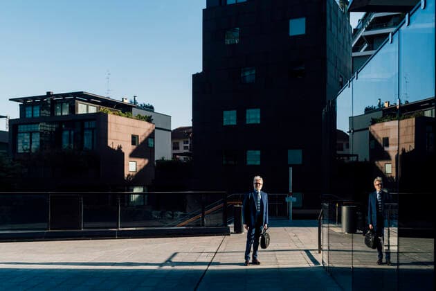 Senior businessman standing outside office building on sunny day model released, Symbolfoto, MEUF06315