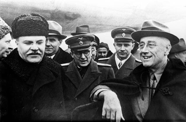 Vyacheslav Molotov and Franklin Delano Roosevelt 883126 29.05.1942 U.S. President Franklin Delano Roosevelt (right) during a meeting with Deputy Chairman of the USSR Council of People s Commissars, the People s Commissar for Foreign Affairs Vyacheslav Molotov (real name - Skryabin) (left), on a visit to the United States for talks with US military and political leaders. 1942. The World War II (1939-1945). Reproduction. Alexey Sputnik Yalta Republic of Crimea Russia  Copyright: xAlexeyx