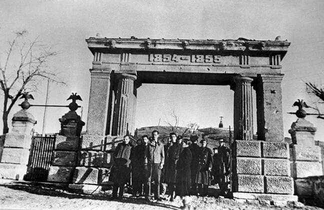 During the Yalta conference of heads of union states 598666 11.02.1945 February 4-11, 1945. U.S. and UK sailors at the Malakhov Kurgan. During the Yalta conference of heads of union states. Reproduction of a photo. Alexey Sputnik Sevastopol Russia  Copyright: xAlexeyx