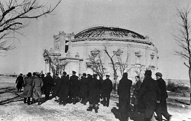 Allied conference in Yalta 598672 11.02.1945 Participants of the Yalta Conference held from February 4 through February 11, 1945, seen at the Istorichesky Boulevard during a walk through the city. Image reproduced from a photograph. Alexey Sputnik Sevastopol Russia  Copyright: xAlexeyx