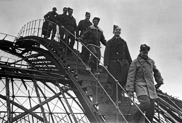 Allied conference in Yalta 598676 09.02.1945 British soldiers take a tour of the city ruins during the Allied conference in Yalta held from February 4 through February 11, 1945. Alexey Sputnik Sevastopol Crimean ASSR USSR  Copyright: xAlexeyx