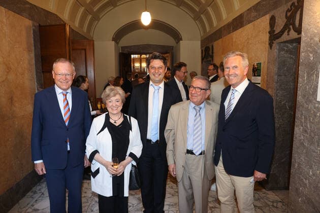News Bilder des Tages Hannover, Festempfang anlässlich des zehnjährigen Bestehens der Villa Seligmann als Haus für jüdische Musik, von links: Ministerpräsident Stephan Weil, Erika Lux ,Eliah Sakakushev von Bismarck Direktor der Villa Seligmann. Andor Izsak, Altbundespräsident Christian Wulff,