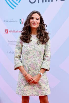 Moderatorin Mona Ameziane kommt zur Verleihung des Grimme Online Awards 2022 in der Kölner Flora. Der Grimme Online Award (GOA) gilt als wichtigste Auszeichnung für Publizistik im Internet, die die seit 2001 vom Grimme-Institut, das auch den renommierten Fernsehpreis Grimme-Preis verleiht, vergeben wird. Köln, 23.06.2022 NRW Deutschland Copyright: xChristophxHardtx