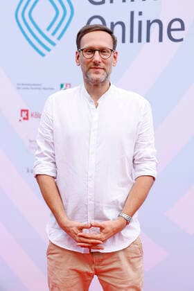 Moderator Simon Beeck kommt zur Verleihung des Grimme Online Awards 2022 in der Kölner Flora. Der Grimme Online Award (GOA) gilt als wichtigste Auszeichnung für Publizistik im Internet, die die seit 2001 vom Grimme-Institut, das auch den renommierten Fernsehpreis Grimme-Preis verleiht, vergeben wird. Köln, 23.06.2022 NRW Deutschland Copyright: xChristophxHardtx