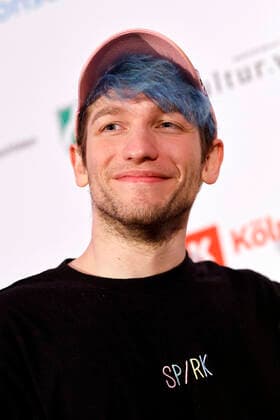 Youtuber Rezo kommt zur Verleihung des Grimme Online Awards 2022 in der Kölner Flora. Der Grimme Online Award (GOA) gilt als wichtigste Auszeichnung für Publizistik im Internet, die die seit 2001 vom Grimme-Institut, das auch den renommierten Fernsehpreis Grimme-Preis verleiht, vergeben wird. Köln, 23.06.2022 NRW Deutschland Copyright: xChristophxHardtx