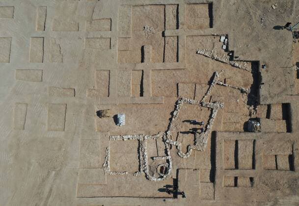 Bilder des Jahres 2022, News 06 Juni News Themen der Woche KW25 News Bilder des Tages (220623) -- RAHAT (ISRAEL), June 23, 2022 -- Aerial photo taken on June 23, 2022 shows a view of the relics of a newly-discovered mosque in the southern Bedouin city of Rahat in the Negev desert, Israel. Israeli archaeologists have discovered a rare rural mosque dated to over 1,200 years ago and a luxurious estate, the Israel Antiquities Authority (IAA) said on Wednesday. (Photo by Xinhua) ISRAEL-RAHAT-ANCIENT MOSQUE-DISCOVERY GilxCohenxMagen 