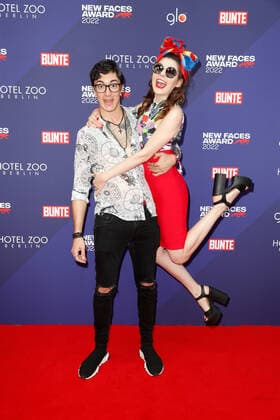 Bunte New Faces Award Film 2022 Klaudia Giez mit Freund Felipe Simon auf dem roten Teppich bei der Verleihung des Bunte New Faces Awards im Delphi-Filmpalast am Zoo in Berlin. Copyright: xEventpressxGolejewskix