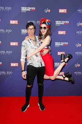 Bunte New Faces Award Film 2022 Klaudia Giez mit Freund Felipe Simon auf dem roten Teppich bei der Verleihung des Bunte New Faces Awards im Delphi-Filmpalast am Zoo in Berlin. Copyright: xEventpressxGolejewskix