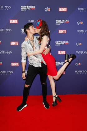 Bunte New Faces Award Film 2022 Klaudia Giez mit Freund Felipe Simon auf dem roten Teppich bei der Verleihung des Bunte New Faces Awards im Delphi-Filmpalast am Zoo in Berlin. Copyright: xEventpressxGolejewskix