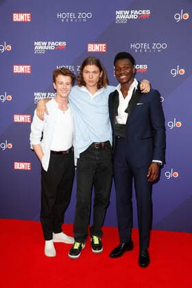 Bunte New Faces Award Film 2022 Jonas Holdenrieder, Milan Herms und Bless Amada auf dem roten Teppich bei der Verleihung des Bunte New Faces Awards im Delphi-Filmpalast am Zoo in Berlin. Copyright: xEventpressxGolejewskix