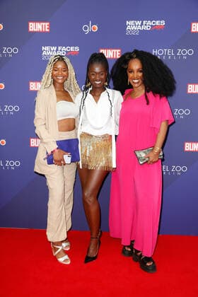 Bunte New Faces Award Film 2022 Melodie Wakivuamina, Lorna Ishema, Benita Sarah Bailey auf dem roten Teppich bei der Verleihung des Bunte New Faces Awards im Delphi-Filmpalast am Zoo in Berlin. Copyright: xEventpressxGolejewskix