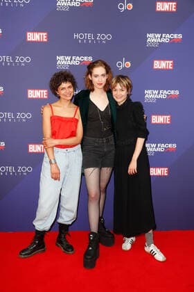 Bunte New Faces Award Film 2022 Naemi Florenz, Lia von Blarer und Lea Drinda auf dem roten Teppich bei der Verleihung des Bunte New Faces Awards im Delphi-Filmpalast am Zoo in Berlin. Copyright: xEventpressxGolejewskix