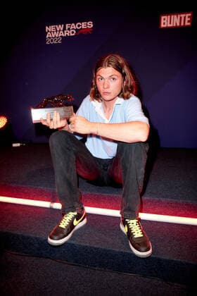 Bunte New Faces Award Film 2022 Preisträger Milan Herms auf der Party nach der Verleihung des Bunte New Faces Awards im Delphi-Filmpalast am Zoo in Berlin. Copyright: xEventpressxGolejewskix