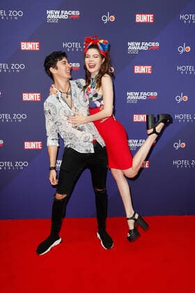 Bunte New Faces Award Film 2022 Klaudia Giez mit Freund Felipe Simon auf dem roten Teppich bei der Verleihung des Bunte New Faces Awards im Delphi-Filmpalast am Zoo in Berlin. Copyright: xEventpressxGolejewskix