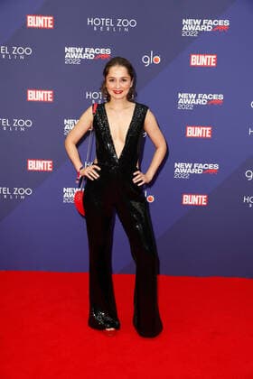 Bunte New Faces Award Film 2022 Sarah Alles auf dem roten Teppich bei der Verleihung des Bunte New Faces Awards im Delphi-Filmpalast am Zoo in Berlin. Copyright: xEventpressxGolejewskix