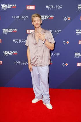 Bunte New Faces Award Film 2022 Timur Bartels auf dem roten Teppich bei der Verleihung des Bunte New Faces Awards im Delphi-Filmpalast am Zoo in Berlin. Copyright: xEventpressxGolejewskix