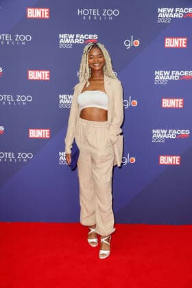 Bunte New Faces Award Film 2022 Melodie Wakivuamina auf dem roten Teppich bei der Verleihung des Bunte New Faces Awards im Delphi-Filmpalast am Zoo in Berlin. Copyright: xEventpressxGolejewskix