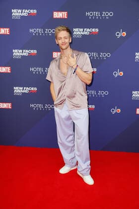 Bunte New Faces Award Film 2022 Timur Bartels auf dem roten Teppich bei der Verleihung des Bunte New Faces Awards im Delphi-Filmpalast am Zoo in Berlin. Copyright: xEventpressxGolejewskix