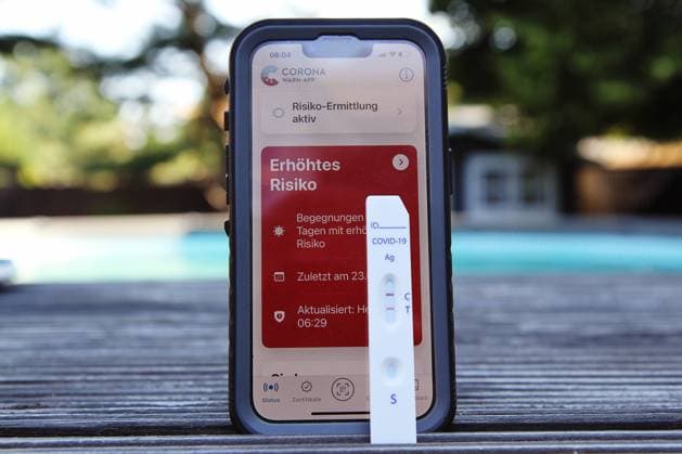Corona Warn-App - Erhötes Risiko und positiver Schnelltest am Pool Corona im Sommer *** Corona Warning App Increased risk and positive rapid test at the pool Corona in summer. Copyright: xmix1x-xMatthiasxBaranx