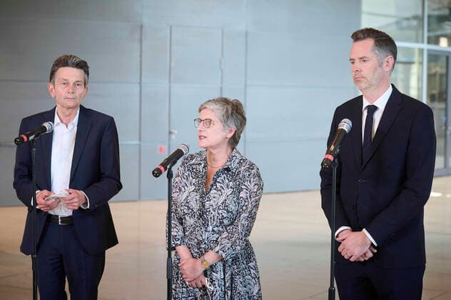 News Themen der Woche KW25 News Bilder des Tages Statement der Fraktionsvorsitzenden der Ampelfraktionen zur Streichung des Âß219a StGB Christian Dürr (FDP), Britta Haßelmann (Bündnis 90 Die Grünen) und Rolf Mützenich (SPD) geben gemeinsam im Anschluss an die Debatte zur Streichung des Âß219a StGB am Rande der Sitzung des Deutschen Bundestags am 24.06.2022 in Berlin ein Statement ab. Berlin Bundestag Berlin Deutschland *** Statement of the parliamentary group leaders of the traffic light parliamentary groups to the deletion of the Âß219a StGB Christian Dürr FDP , Britta Haßelmann Alliance 90 the Greens and Rolf Mützenich SPD give together in the connection to the debate to the deletion of the Âß219a StGB on the edge of the meeting of the German Bundestag on 24 06 2022 in Berlin a sta