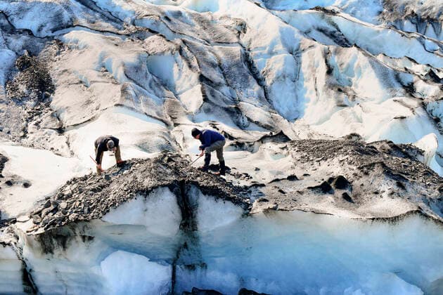 IMAGO Nature: Unsere Erde, Klimawandel, Gletscherschmelze June 13, 2022 - Joint Base Elmendorf-Richardson, Alaska, USA - Army Staff Sgts. Ryan Carter and Austin Bean, 2nd Brigade, 11th Airborne Division, dig through rocks and debris on Colony Glacier June 13, 2022, as part of the team working to recover the remains of 52 passengers and crewmembers, and wreckage of an Air Force C-124 Globemaster aircraft that crashed Nov. 22, 1952, near Mount Gannett, Alaska. Soldiers assigned to the Alaska Army National Guard discovered the debris on June 10, 2012, during a routine Black Hawk helicopter training mission on Colony Glacier nearly 14 miles from where the plane first crashed Joint Base Elmendorf-Richardson USA - ZUMAz03_ 20220613_stw_z03_233 Copyright: xU.S.xArmyx