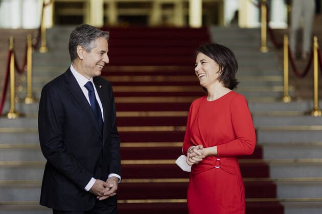 Bilder des Jahres 2022, News 06 Juni News Themen der Woche KW25 News Bilder des Tages (R-L) Annalena Baerbock (Buendnis 90 Die Gruenen), Bundesaussenministerin, und Antony Blinken, Aussenminister der Vereinigten Staaten von Amerika, aufgenommen vor der Konferenz fuer globale Ernaehrungssicherheit im Auswaertigen Amt in Berlin, 24.06.2022. Die Konferenz wird ausgetragen vom Auswaertigen Amt, Bundesministerium fuer wirtschaftliche Zusammenarbeit und Entwicklung sowie Bundesministerium fuer Ernaehrung und Landwirtschaft und behandelt die globale Ernaehrungskrise durch den Krieg in der Ukraine. Berlin Germany *** R L Annalena Baerbock Buendnis 90 Die Gruenen , Federal Minister of Foreign Affairs, and Antony Blinken, Secretary of State of the United States of America, pictured before the Conference on Global Food Security at the Copyright: xFlorianxGaertnerx
