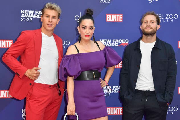 Lukas Sauer, Miyabi Kawai und Patrick Güldenberg bei der Verleihung der Bunte New Faces Awards Film 2022 im Delphi Filmpalast. Berlin, 23.06.2022