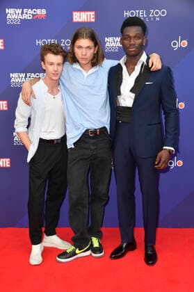 Jonas Holdenrieder, Milan Herms und Bless Amada bei der Verleihung der Bunte New Faces Awards Film 2022 im Delphi Filmpalast. Berlin, 23.06.2022