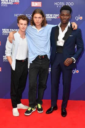 Jonas Holdenrieder, Milan Herms und Bless Amada bei der Verleihung der Bunte New Faces Awards Film 2022 im Delphi Filmpalast. Berlin, 23.06.2022