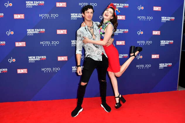 Klaudia Giez mit Verlobten Felipe Simon bei der Verleihung der Bunte New Faces Awards Film 2022 im Delphi Filmpalast. Berlin, 23.06.2022