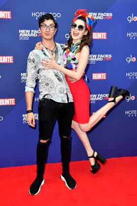 Klaudia Giez mit Verlobten Felipe Simon bei der Verleihung der Bunte New Faces Awards Film 2022 im Delphi Filmpalast. Berlin, 23.06.2022