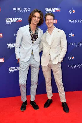 Tim Rasch mit Freund Robert Thiele bei der Verleihung der Bunte New Faces Awards Film 2022 im Delphi Filmpalast. Berlin, 23.06.2022