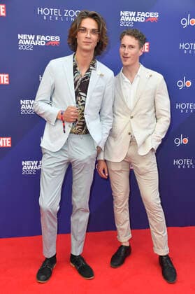 Tim Rasch mit Freund Robert Thiele bei der Verleihung der Bunte New Faces Awards Film 2022 im Delphi Filmpalast. Berlin, 23.06.2022