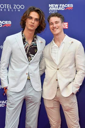 Tim Rasch mit Freund Robert Thiele bei der Verleihung der Bunte New Faces Awards Film 2022 im Delphi Filmpalast. Berlin, 23.06.2022
