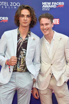 Tim Rasch mit Freund Robert Thiele bei der Verleihung der Bunte New Faces Awards Film 2022 im Delphi Filmpalast. Berlin, 23.06.2022