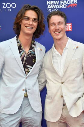 Tim Rasch mit Freund Robert Thiele bei der Verleihung der Bunte New Faces Awards Film 2022 im Delphi Filmpalast. Berlin, 23.06.2022