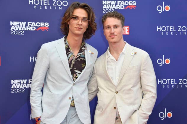 Tim Rasch mit Freund Robert Thiele bei der Verleihung der Bunte New Faces Awards Film 2022 im Delphi Filmpalast. Berlin, 23.06.2022