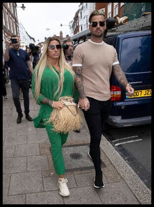 Entertainment Themen der Woche KW25 . 24 06 2022. Lewes, United Kingdom. Katie Price and her fiance Carl Woods leaving Lewes Crown Court, United Kingdom.  xStephenxLockx xi-Imagesx IIM-23548-0013