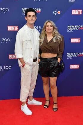 Marc Weinmann und Begleitung bei der Verleihung der Bunte New Faces Awards Film 2022 im Delphi Filmpalast. Berlin, 23.06.2022