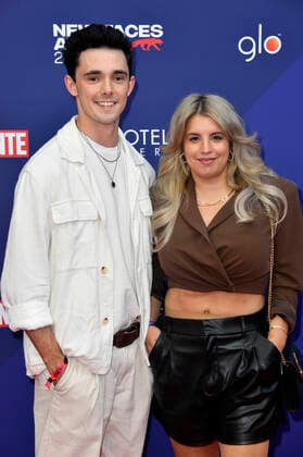 Marc Weinmann und Begleitung bei der Verleihung der Bunte New Faces Awards Film 2022 im Delphi Filmpalast. Berlin, 23.06.2022