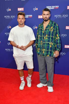 Alexander Knappe mit Begleitung Niklas bei der Verleihung der Bunte New Faces Awards Film 2022 im Delphi Filmpalast. Berlin, 23.06.2022