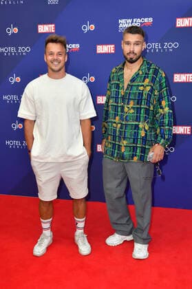 Alexander Knappe mit Begleitung Niklas bei der Verleihung der Bunte New Faces Awards Film 2022 im Delphi Filmpalast. Berlin, 23.06.2022
